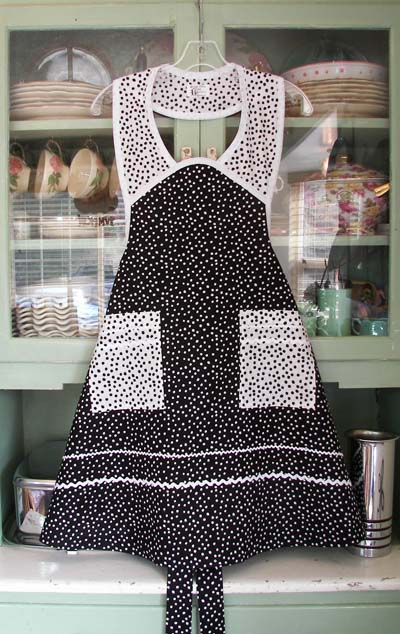  Fashioned Dresses  Aprons on And White Gingham  All The Makings Of A Retro And Old Fashioned Apron