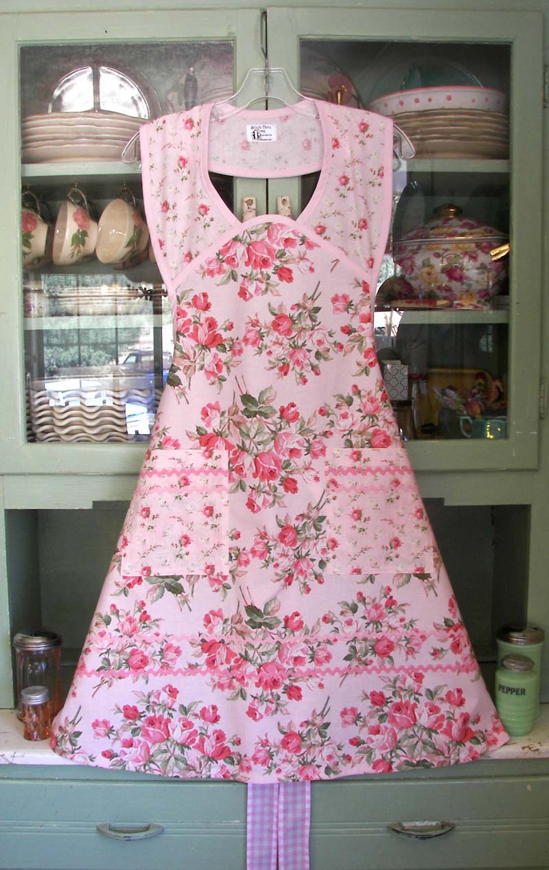 1940 Large soft pink roses, click for more aprons