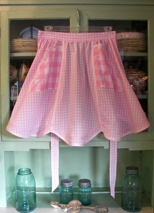 1944 Half apron in pink gingham