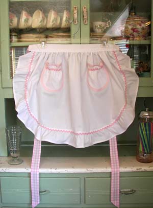 1948 Rufle White half apron