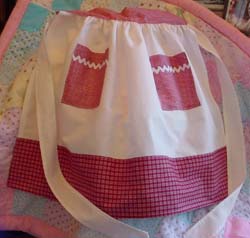 Child apron with contrasting pockets