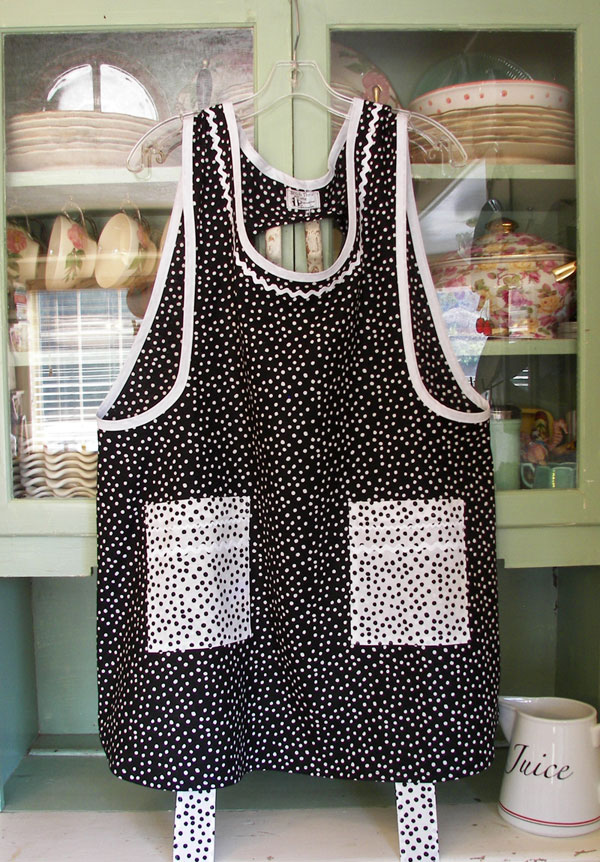 Grandma Black with white polka dot, click to go back to Grandma aprons
