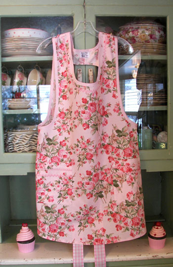 Grandma Apron Large Soft Pink Roses with square pockets, click for larger view