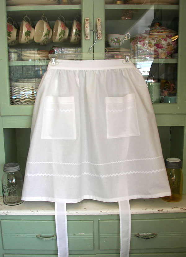 Retro Woman Half Apron All White