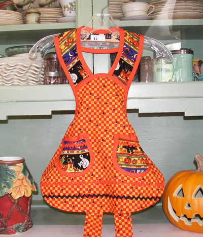 ENVOGUE MOTHER AND DAUGHTER MATCHING APRONS (2) GINGERBREAD NWT