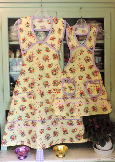 1940 Wedding Bouquet Mother Daughter Aprons