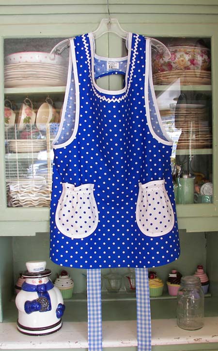 Grandma apron blue polka dot with round pockets