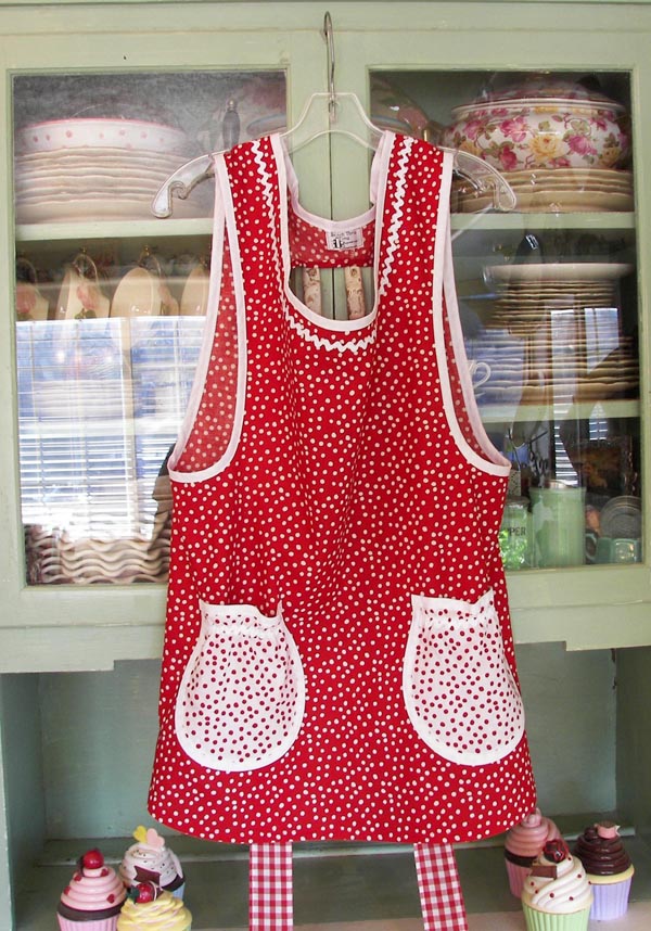 Grandma Apron Red Polka Dot with round pockets