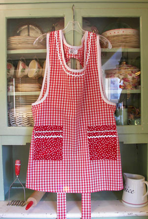 Grandma apron red gingham red polka dot pockets, click for larger view