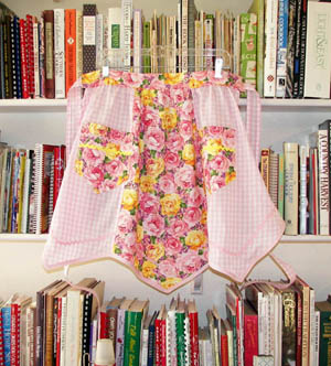 Victory apron pink gingham rose